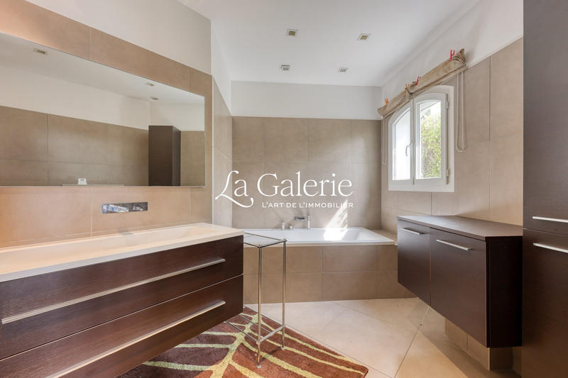 Maison - 630 m² - 13 pièces