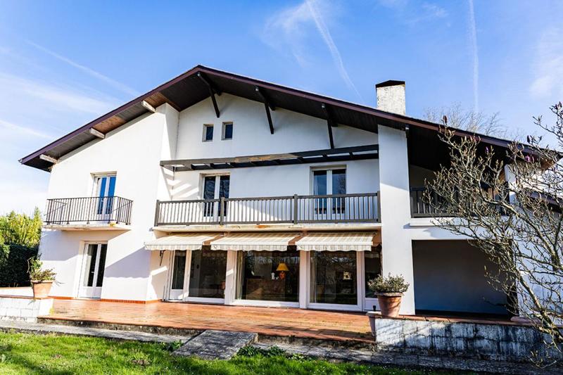 Maison - 341 m² - 12 pièces