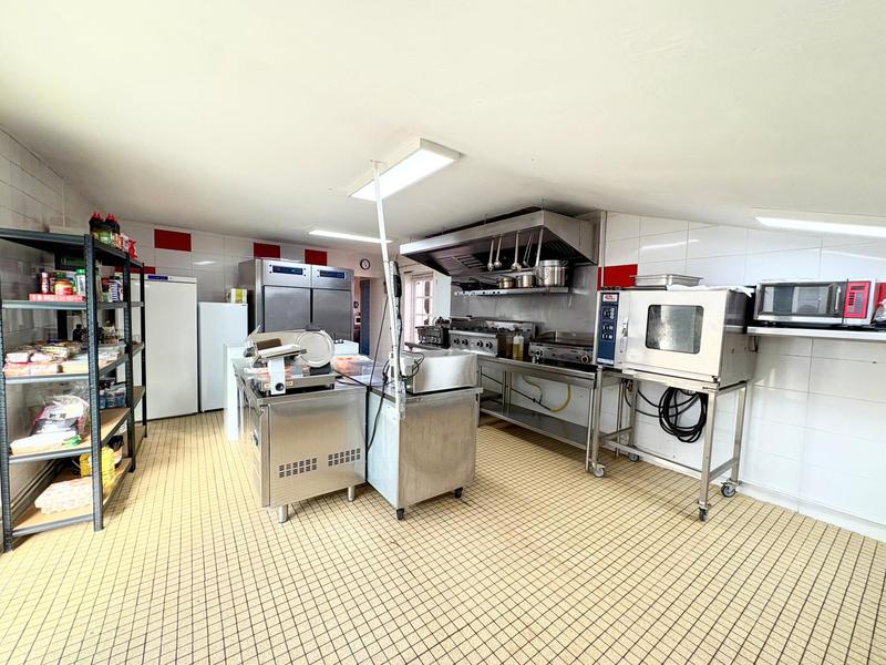 Local commercial - 170 m² - 4 pièces