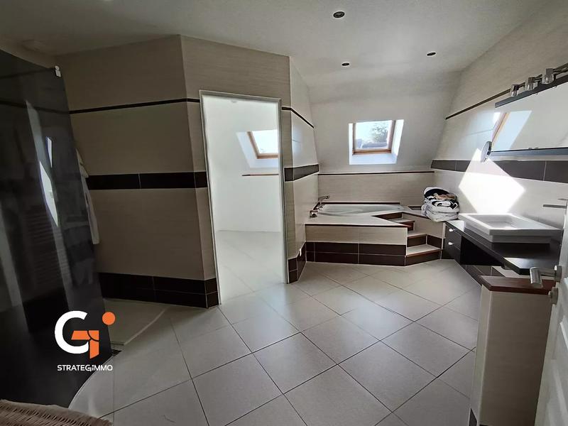 Maison - 176 m² - 8 pièces