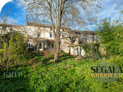 Maison - 230 m² - 8 pièces