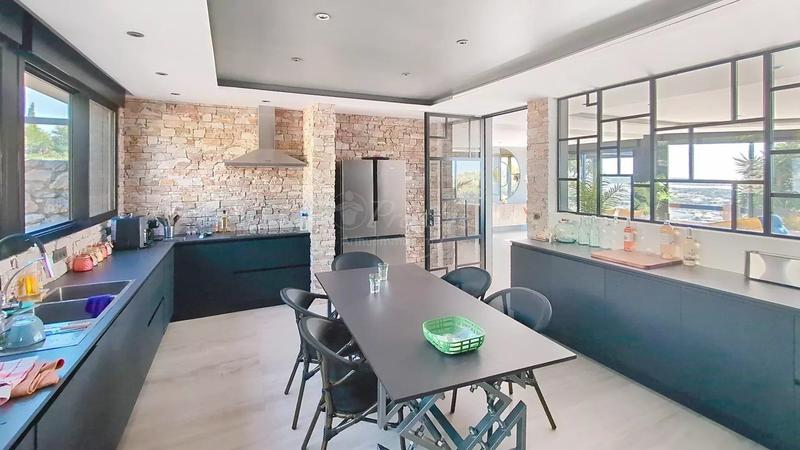 Maison - 263 m² - 8 pièces