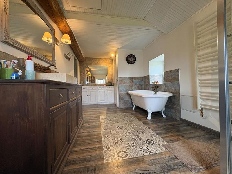 Maison - 219 m² - 8 pièces