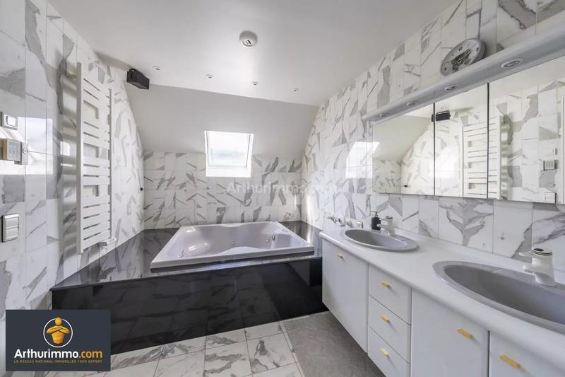 Maison - 223 m² - 7 pièces