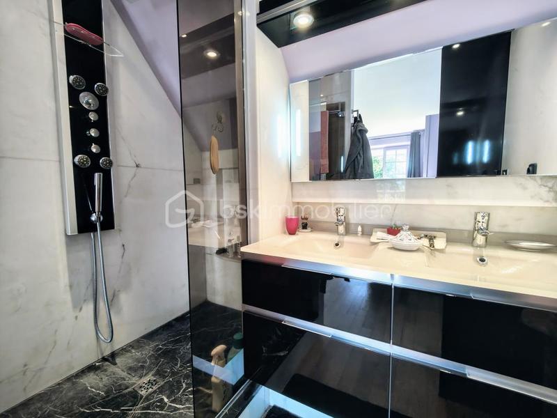 Propriété - 234 m² - 11 pièces