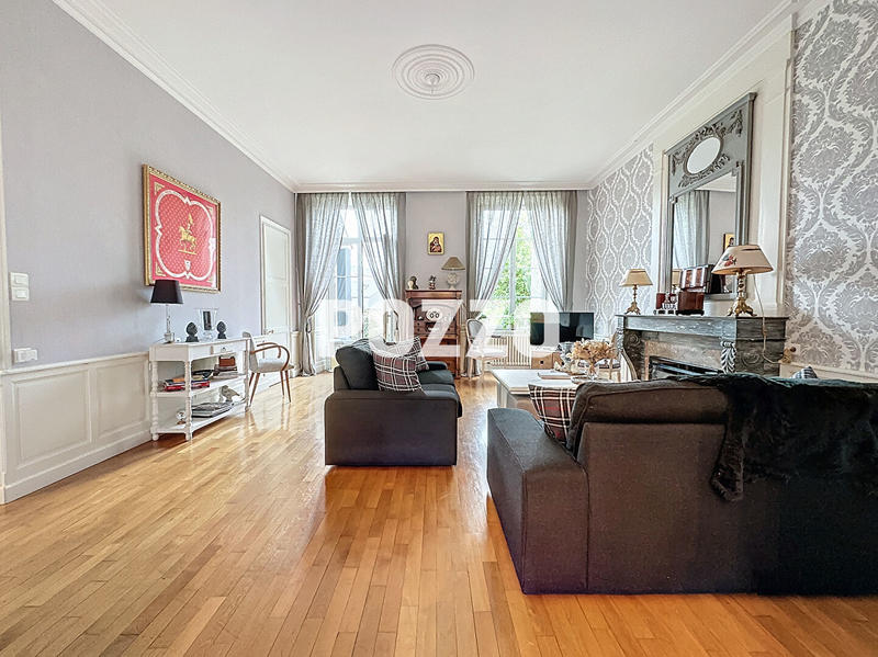 Maison - 265 m² - 9 pièces