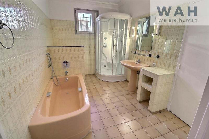 Villa - 241 m² - 10 pièces