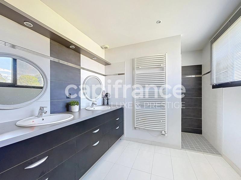 Maison - 232 m² - 6 pièces