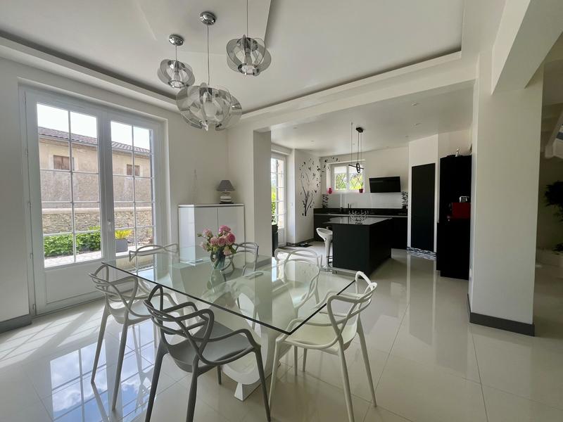 Maison - 245 m² - 7 pièces