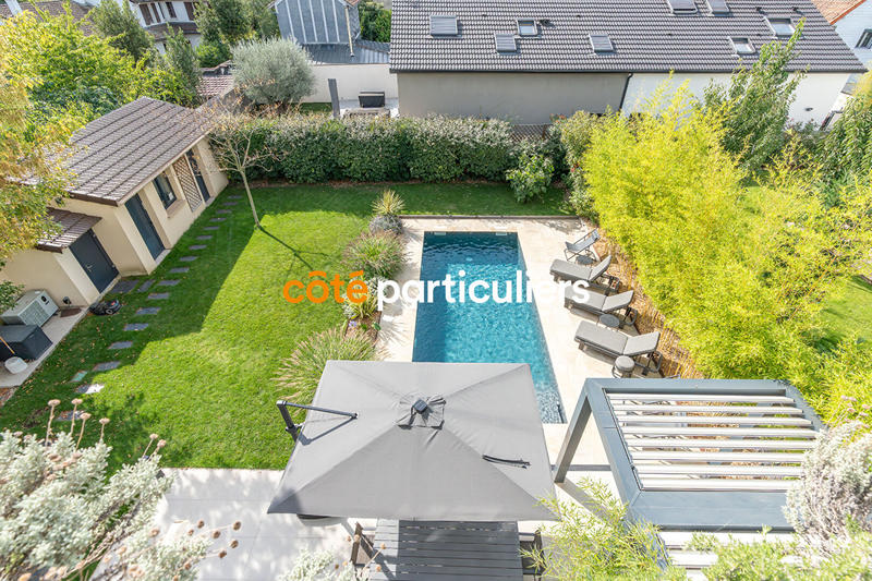 Maison - 235 m² - 8 pièces