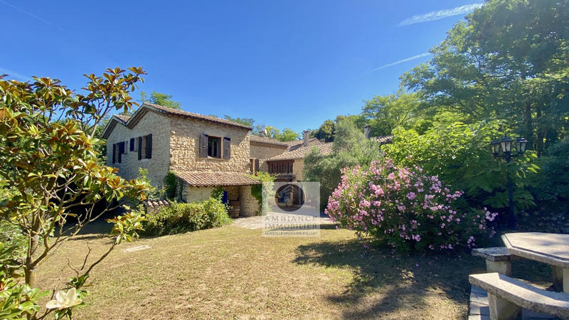 Maison - 451 m² - 11 pièces