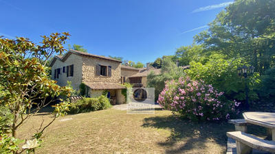 Maison - 451 m² - 11 pièces