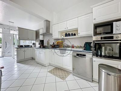 Maison - 280 m² - 9 pièces