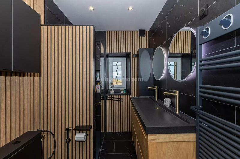 Maison - 222 m² - 7 pièces