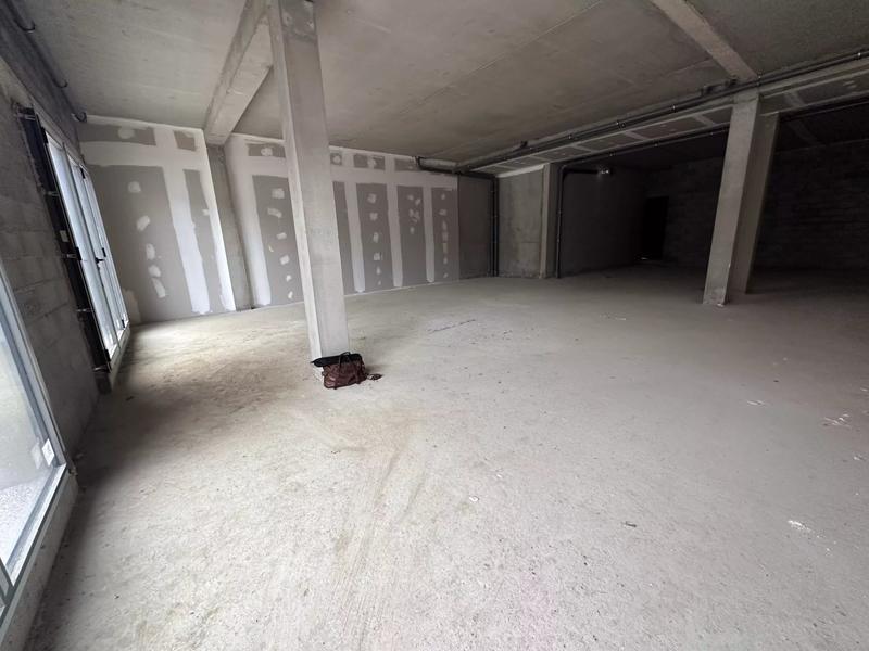 Local commercial - 142 m² - 1 pièce