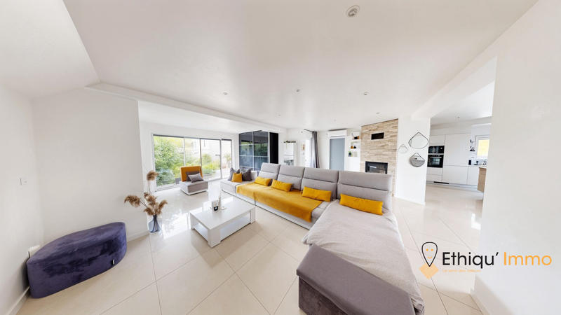 Maison - 251 m² - 8 pièces