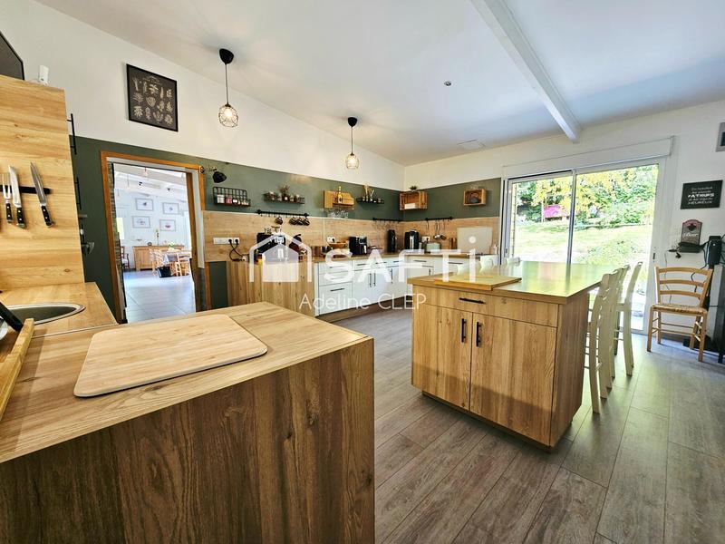 Maison - 215 m² - 9 pièces