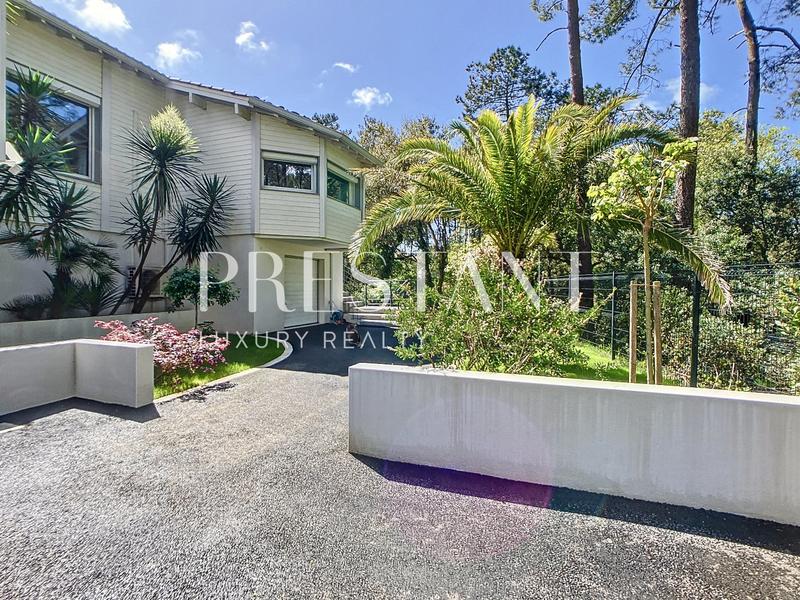 Maison - 260 m² - 10 pièces