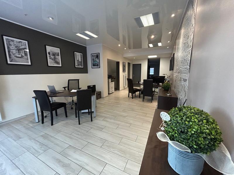 Local commercial - 85 m² - 4 pièces