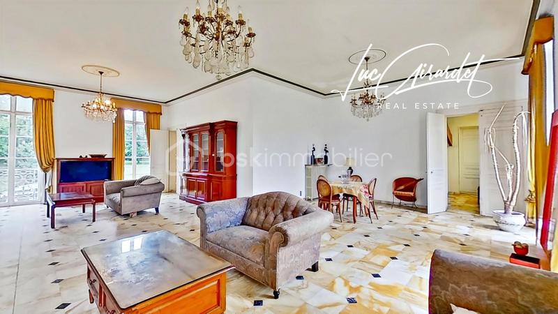 Château - 750 m² - 15 pièces