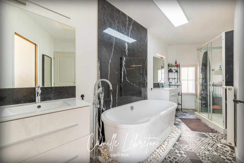 Maison - 220 m² - 8 pièces