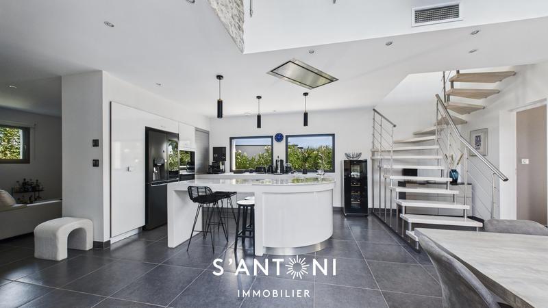 Maison - 200 m² - 9 pièces