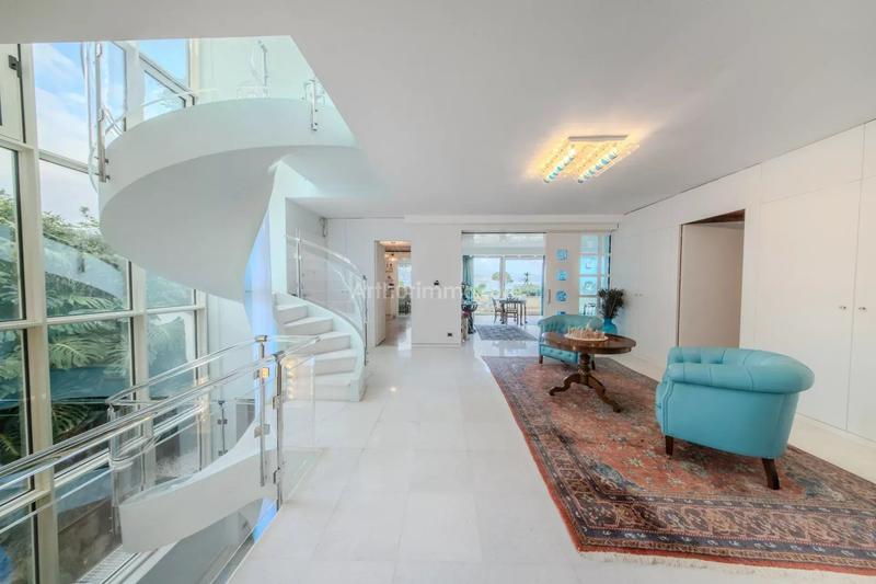 Maison - 379 m² - 8 pièces