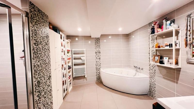 Maison de ville - 232 m² - 9 pièces