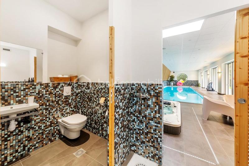 Maison - 305 m² - 8 pièces