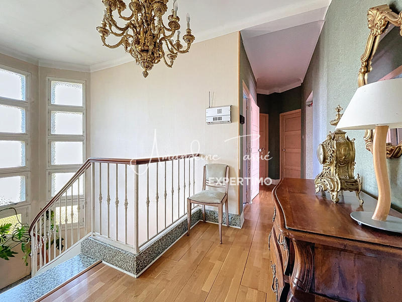 Maison - 202 m² - 7 pièces