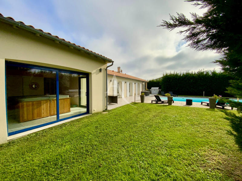 Maison - 274 m² - 9 pièces