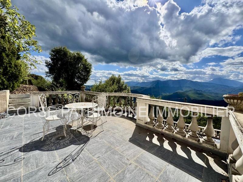 Maison - 229 m² - 18 pièces