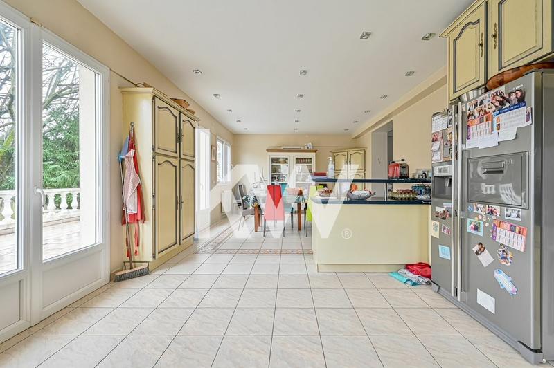 Maison - 230 m² - 8 pièces