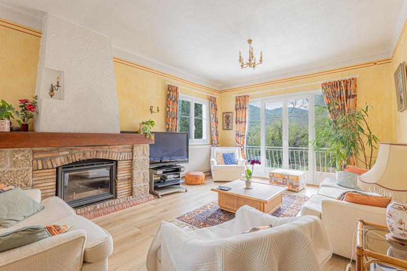 Maison - 241 m² - 8 pièces