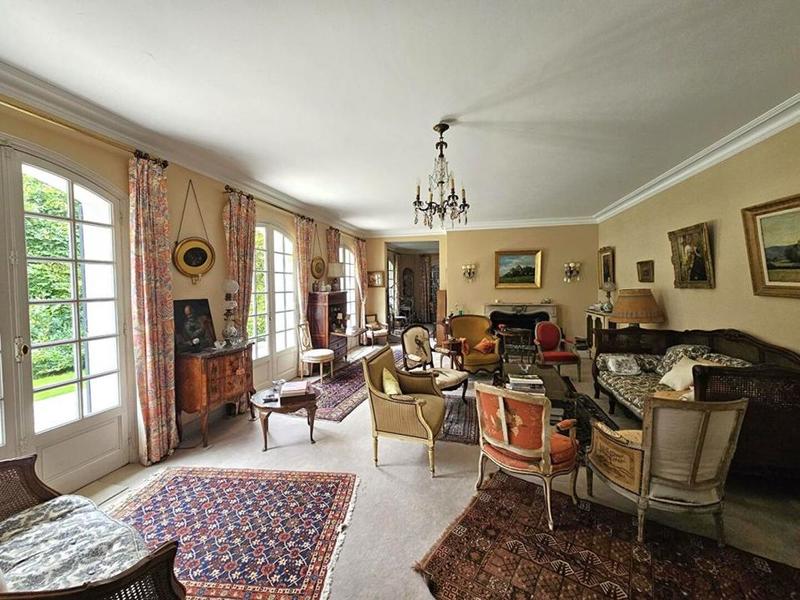 Propriété - 318 m² - 8 pièces