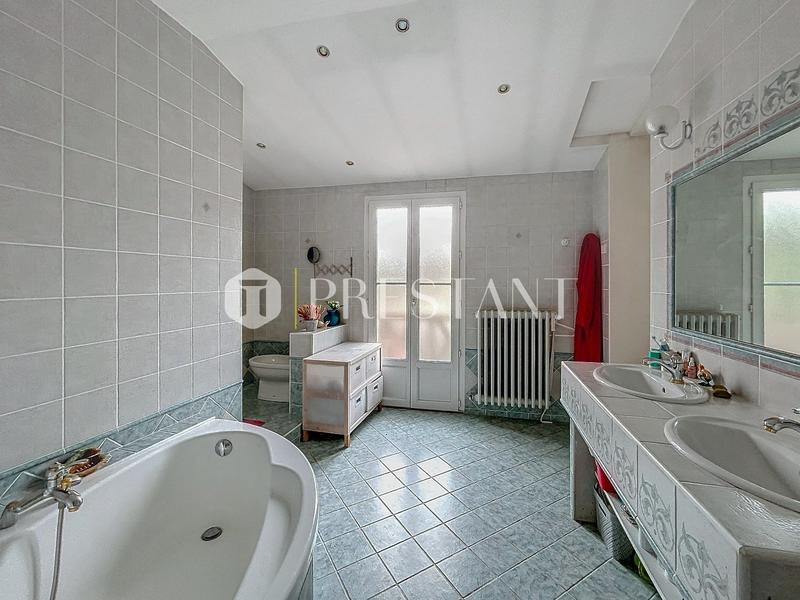 Maison - 350 m² - 7 pièces