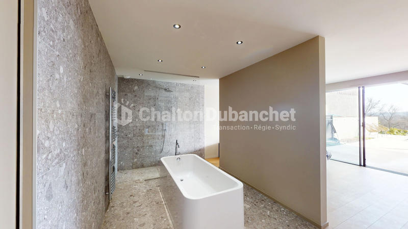Maison - 235 m² - 6 pièces