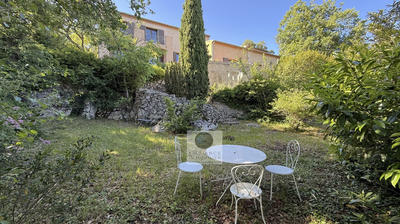 Maison - 225 m² - 10 pièces
