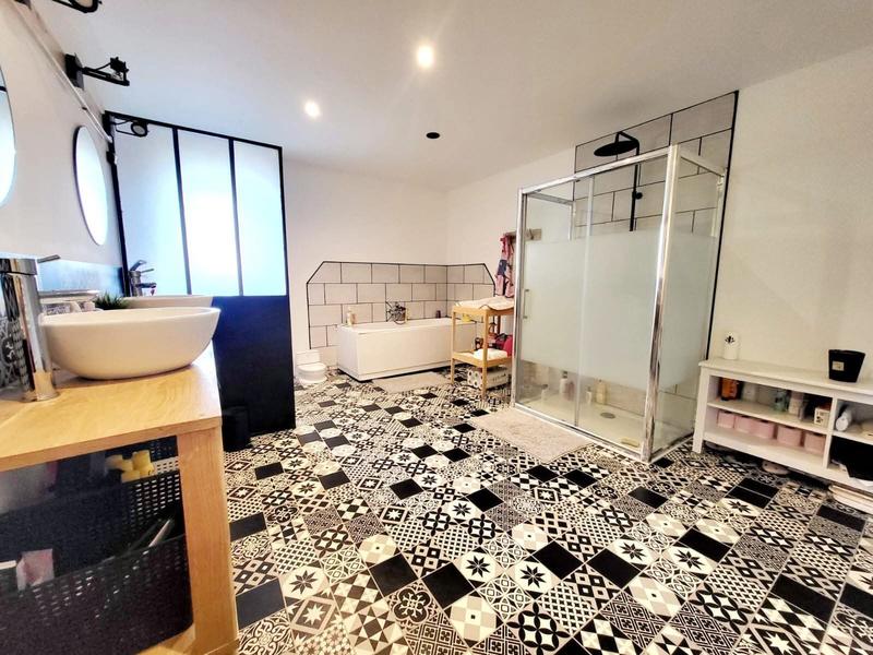 Maison - 218 m² - 6 pièces