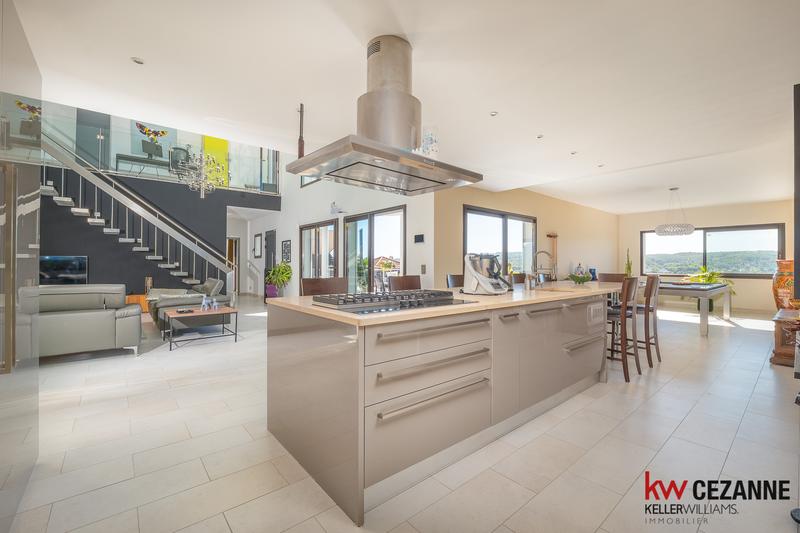 Maison - 248 m² - 8 pièces