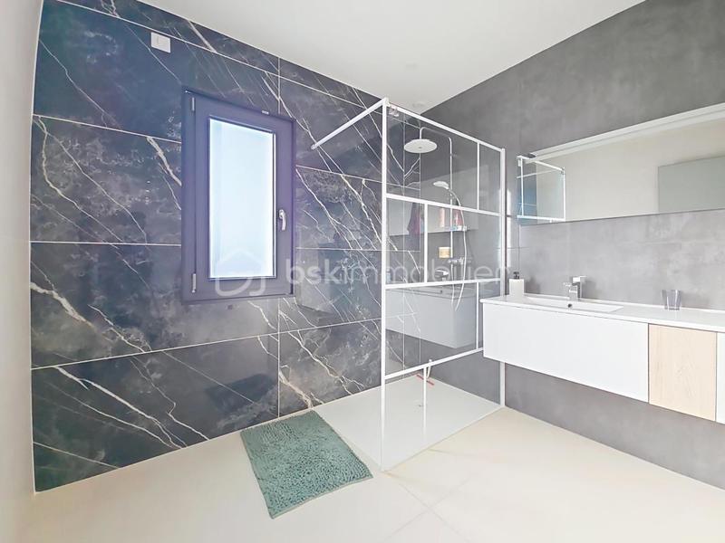 Maison - 220 m² - 6 pièces