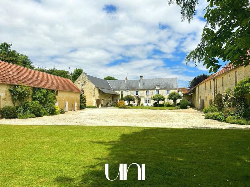 Propriété - 285 m² - 9 pièces