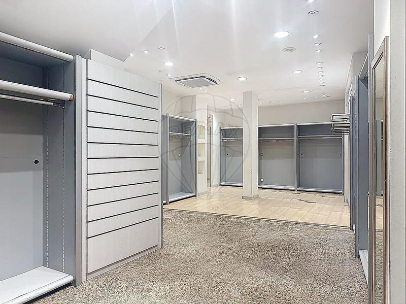 Local commercial - 136 m² - 2 pièces