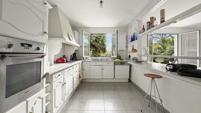 Maison - 202 m² - 7 pièces