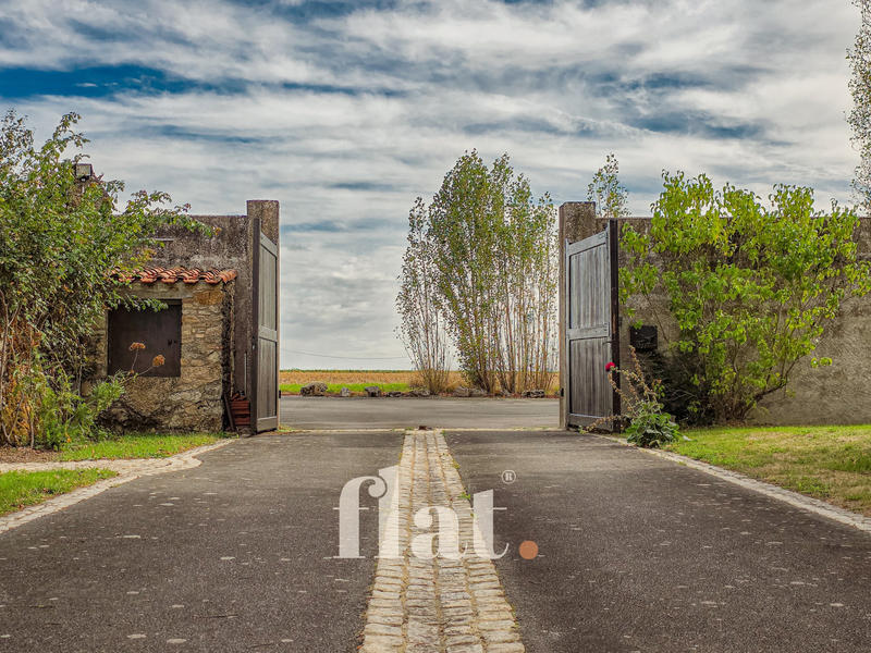 Propriété - 351 m² - 6 pièces