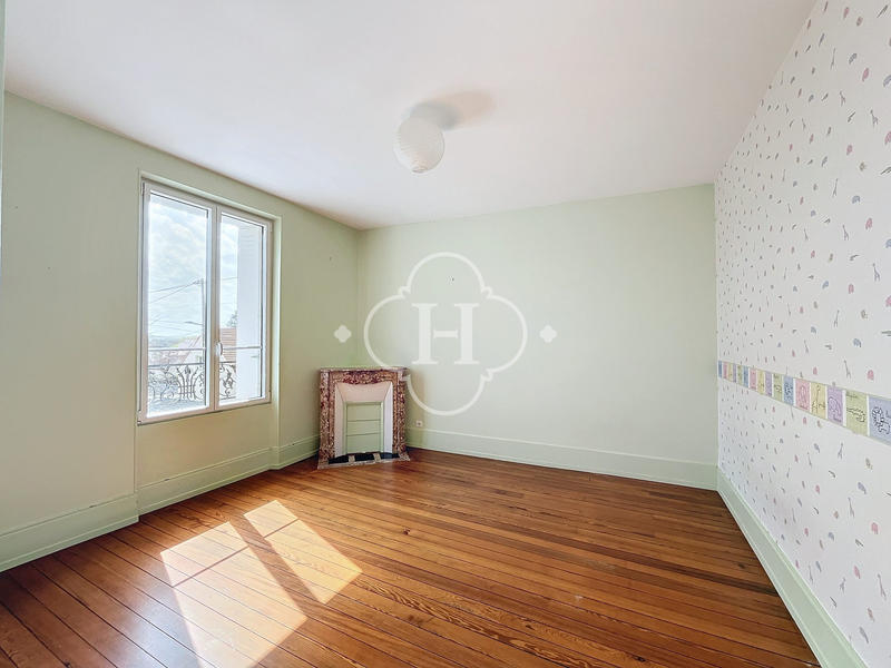 Maison - 225 m² - 8 pièces