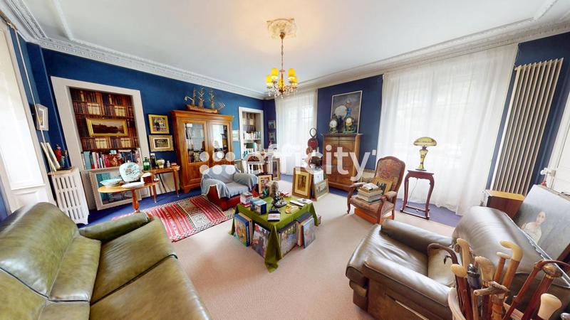 Maison - 296 m² - 12 pièces