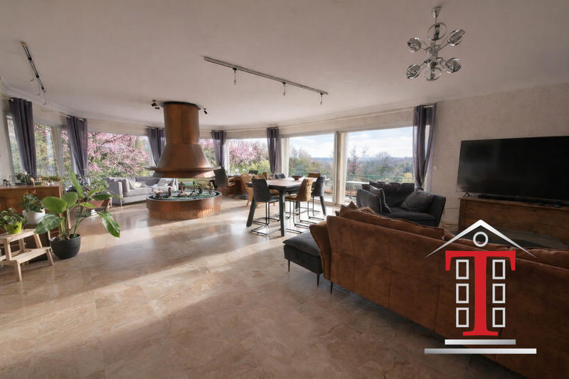 Maison traditionnelle - 230 m² - 9 pièces