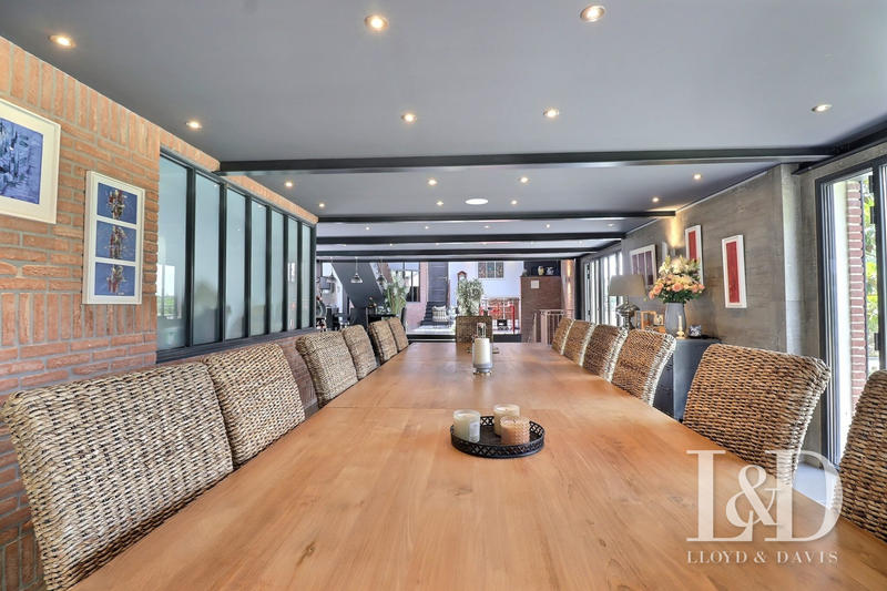 Maison - 750 m² - 14 pièces