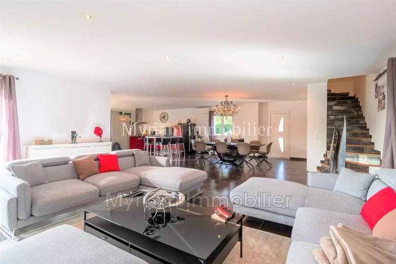 Maison - 220 m² - 5 pièces